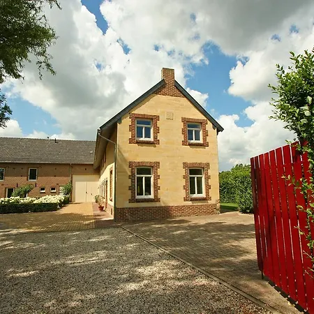 בית נופש Lovely In With Forest Nearby