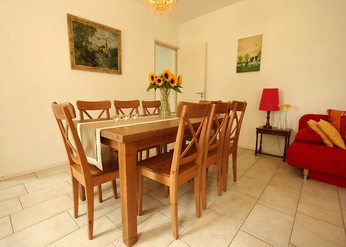 Сasa de vacaciones Lovely In With Forest Nearby Wijlre