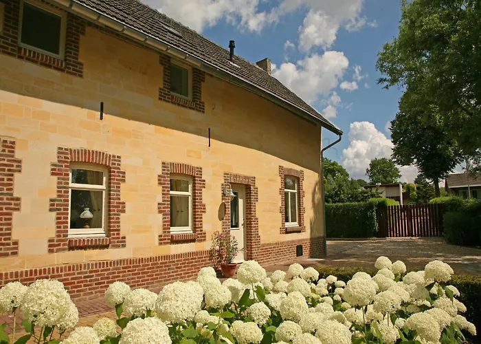 Сasa de vacaciones Lovely In With Forest Nearby Wijlre